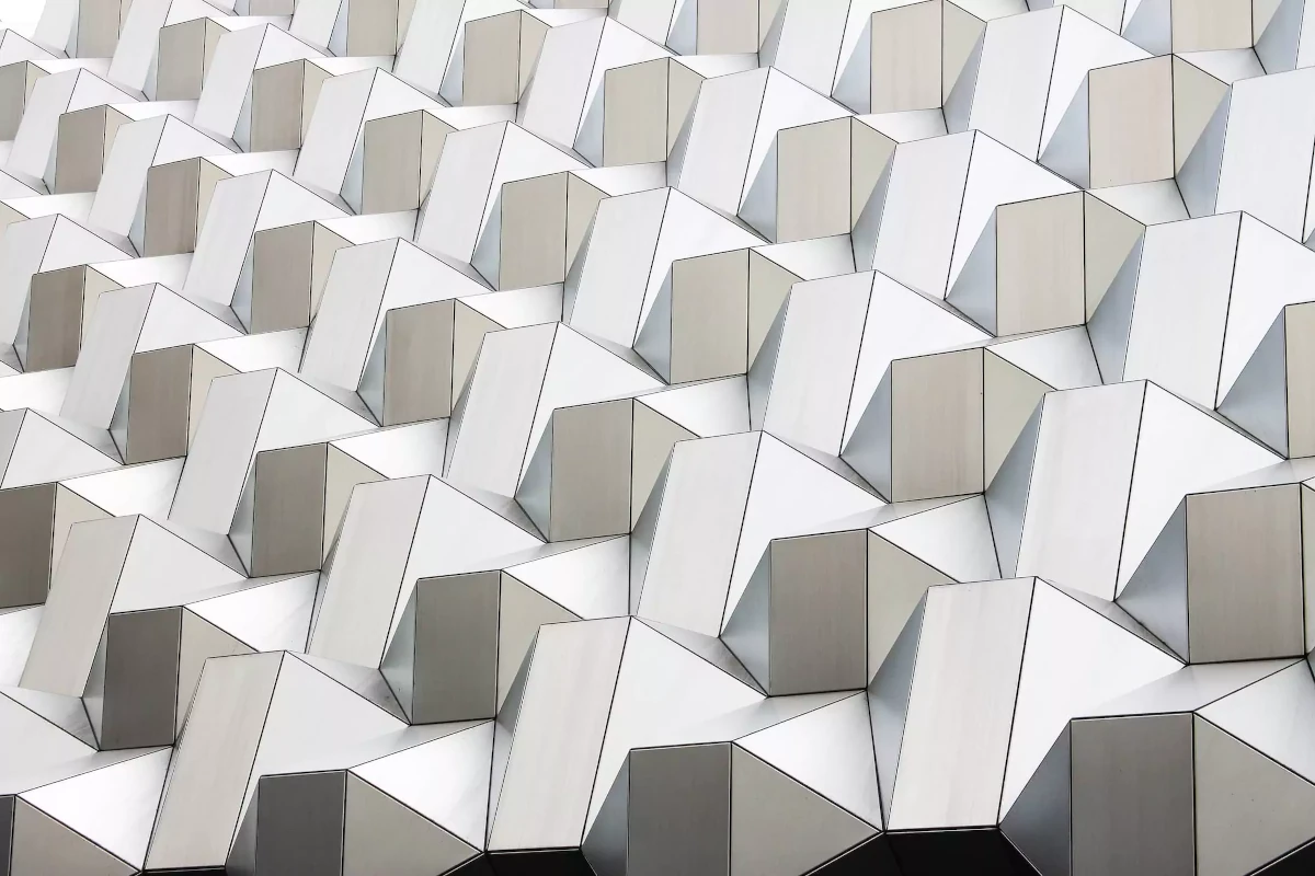 Obra de arte geométrica abstracta blanca de Dresde, Alemania